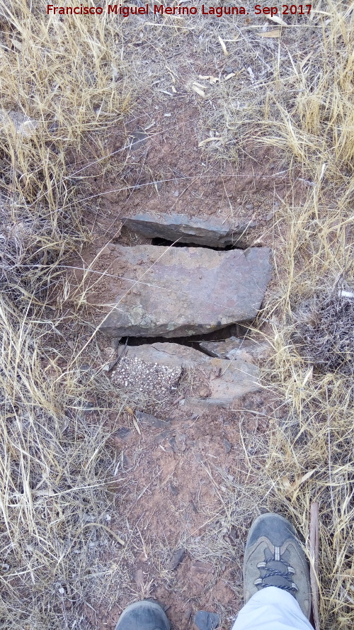 Trincheras del Cerro del Poblado de Confederacin - Trincheras del Cerro del Poblado de Confederacin. Losas cubriendo la canalizacin