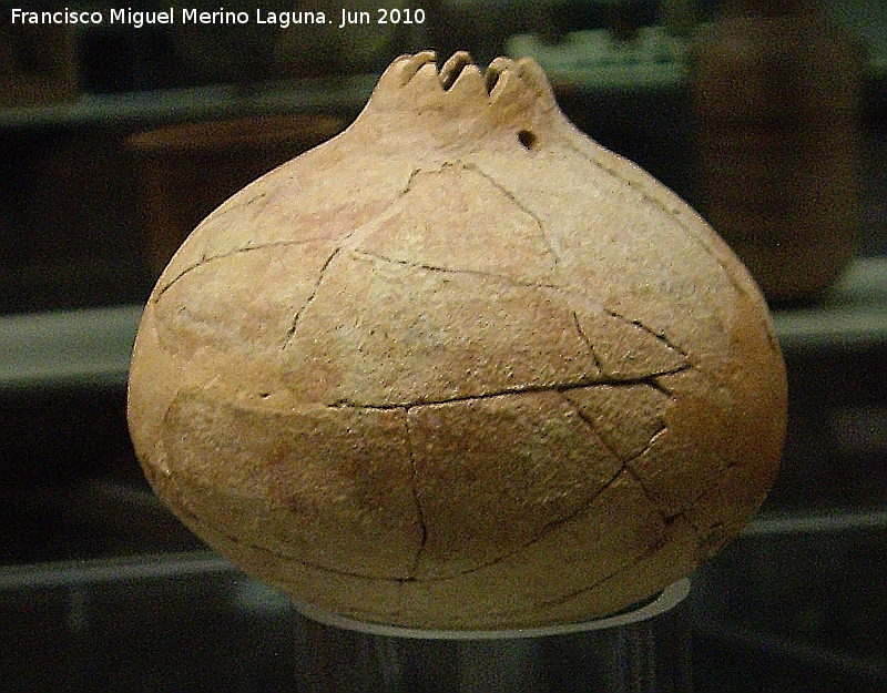 Historia de Las Casillas - Historia de Las Casillas. Aryballos con forma de granada Siglo V ac. Museo Arqueolgico Provincial