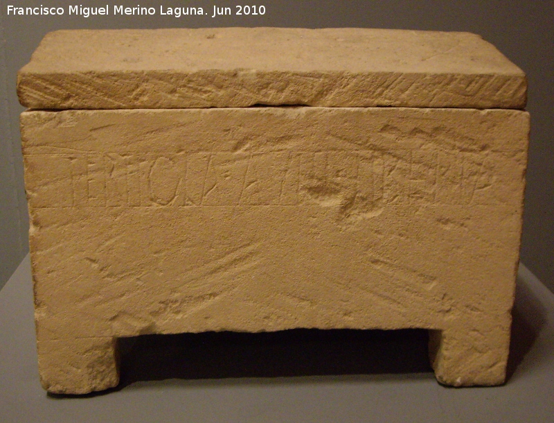 Torre de Fuencubierta - Torre de Fuencubierta. Urna funeraria con inscripcin siglo II: TERTIOLA. AVTI. LIBERTA - Tertiola, liberta de Avito