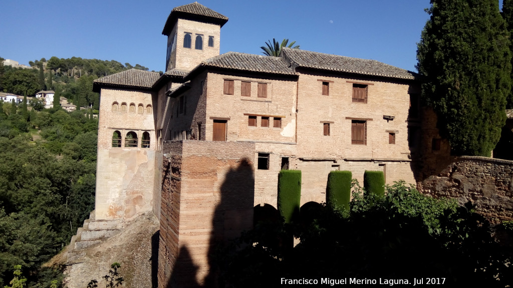 Alhambra. Torre de la Higuera - Alhambra. Torre de la Higuera. Al fondo la Torre de las Damas