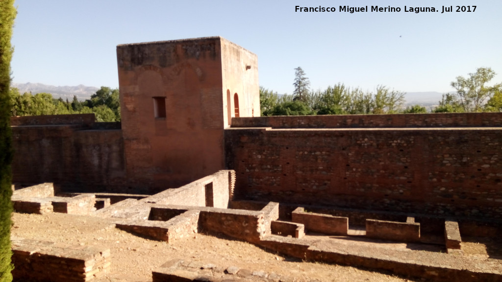 Alhambra. Medina - Alhambra. Medina. Casas delante de la Torre del Capitn