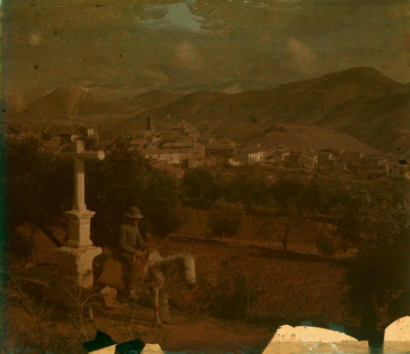 Cruz de Guadix - Cruz de Guadix. Foto de Arturo Cerd y Rico autocroma