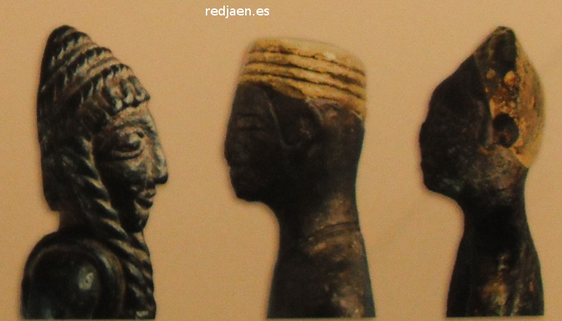 Iberos - Iberos. Detalle del pelo trenzado y de la cubricin del cabello en la celebracin del rito de la juventud. Museo Arqueolgico Nacional