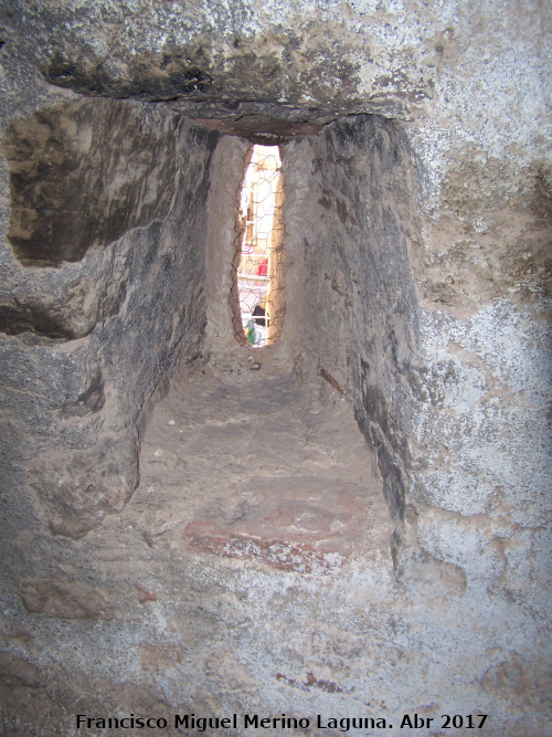 Castillo de Torres - Castillo de Torres. Saetera del primer tramo de escalera
