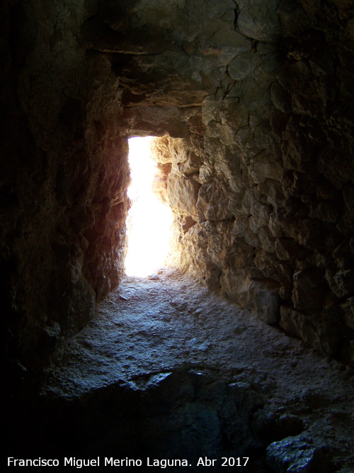 Castillo de Torres - Castillo de Torres. Saetera de las escaleras del segundo piso