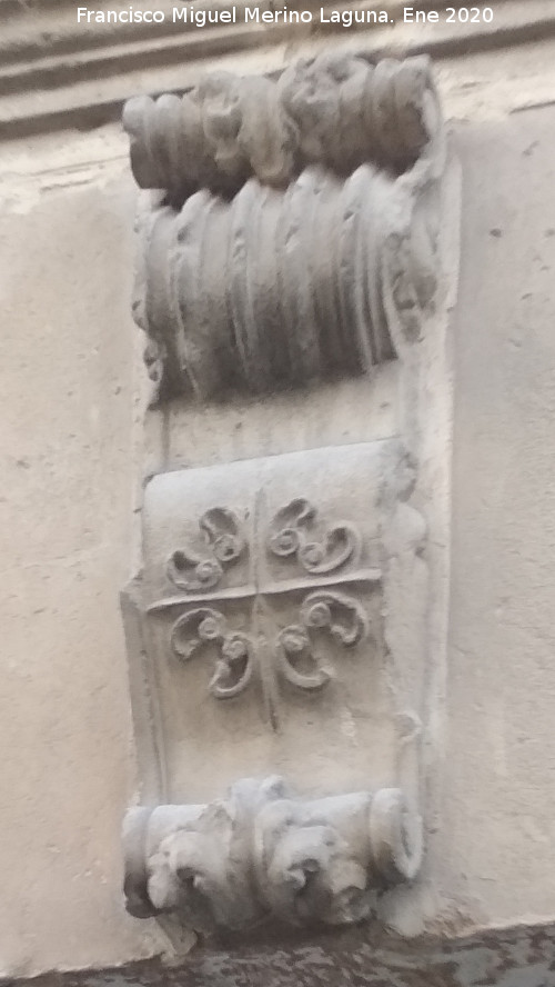 Casa de la Calle Cubillo n� 7 - Casa de la Calle Cubillo n� 7. Voluta y cruz