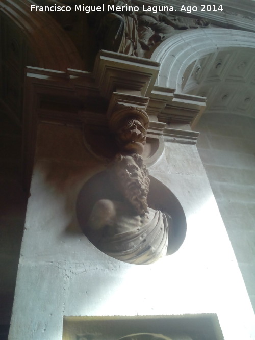 Sacra Capilla de El Salvador del Mundo - Sacra Capilla de El Salvador del Mundo. Estatua de la Sacrista