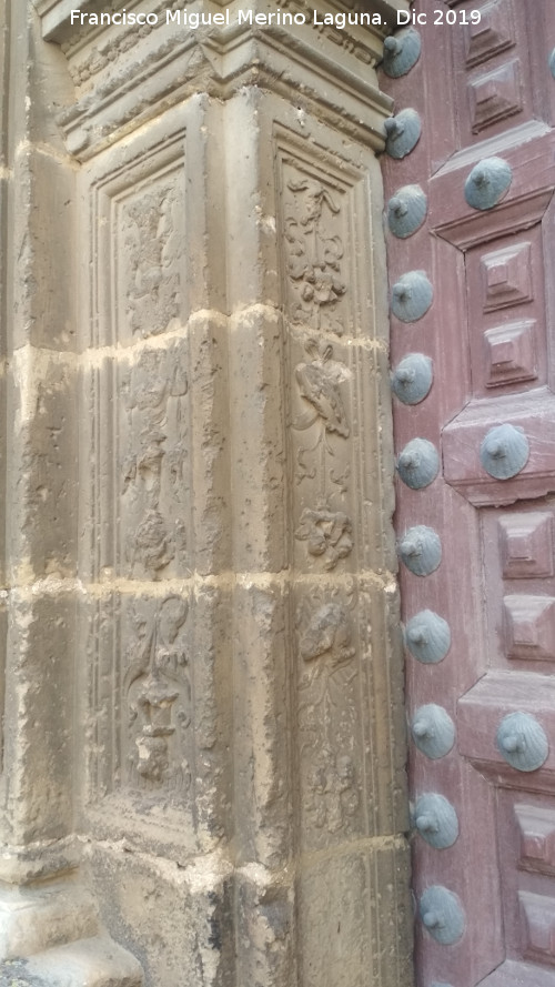 Sacra Capilla de El Salvador del Mundo - Sacra Capilla de El Salvador del Mundo. Detalle de la Portada de Santiago