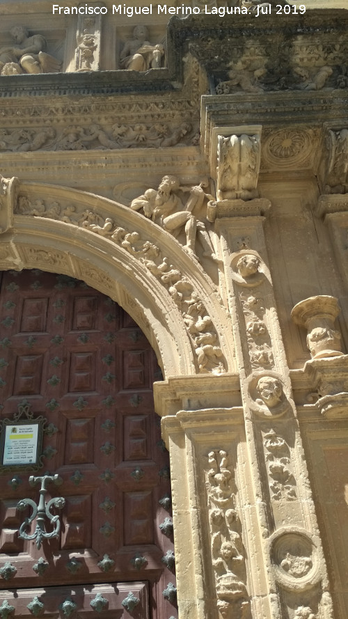 Sacra Capilla de El Salvador del Mundo - Sacra Capilla de El Salvador del Mundo. Detalle de la Portada de la Caridad
