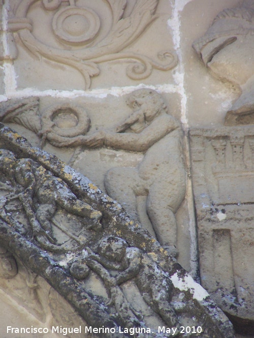 Casa de Las Torres - Casa de Las Torres. Putti derecho del frontis semicircular