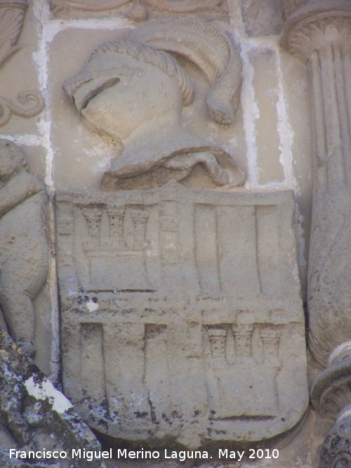 Casa de Las Torres - Casa de Las Torres. Escudo de los Dvalos en la enjuta derecha del frontis semicircular