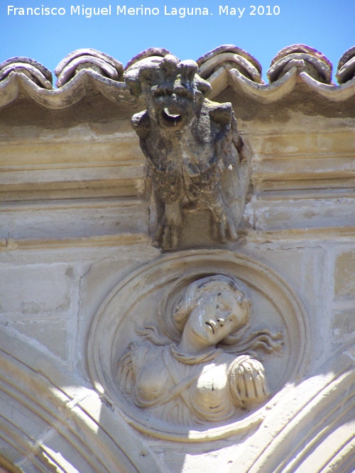 Casa de Las Torres - Casa de Las Torres. Grgola y tondo de la izquierda del lado norte del patio