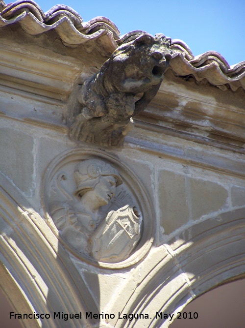 Casa de Las Torres - Casa de Las Torres. Grgola y tondo de la derecha del lado norte del patio