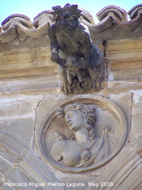 Casa de Las Torres - Casa de Las Torres. Grgola y tondo de la derecha del lado Este del patio