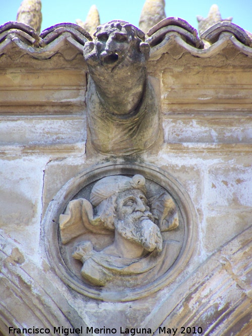 Casa de Las Torres - Casa de Las Torres. Grgola y tondo de la izquierda del lado Oeste del patio