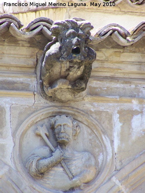 Casa de Las Torres - Casa de Las Torres. Grgola y tondo de la derecha del lado Oeste del patio