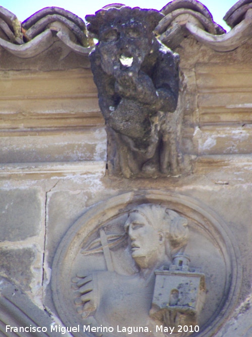 Casa de Las Torres - Casa de Las Torres. Grgola y tondo de la izquierda del lado Sur del patio