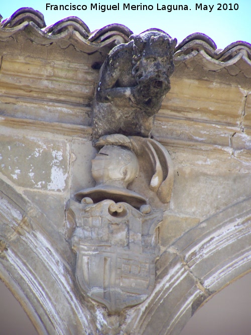 Casa de Las Torres - Casa de Las Torres. Grgola y escudo central derecha de los Dvalos del lado Sur del patio