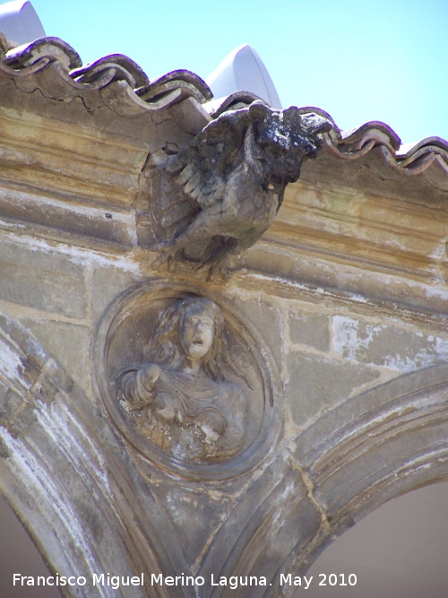 Casa de Las Torres - Casa de Las Torres. Grgola y tondo de la derecha del lado Sur del patio