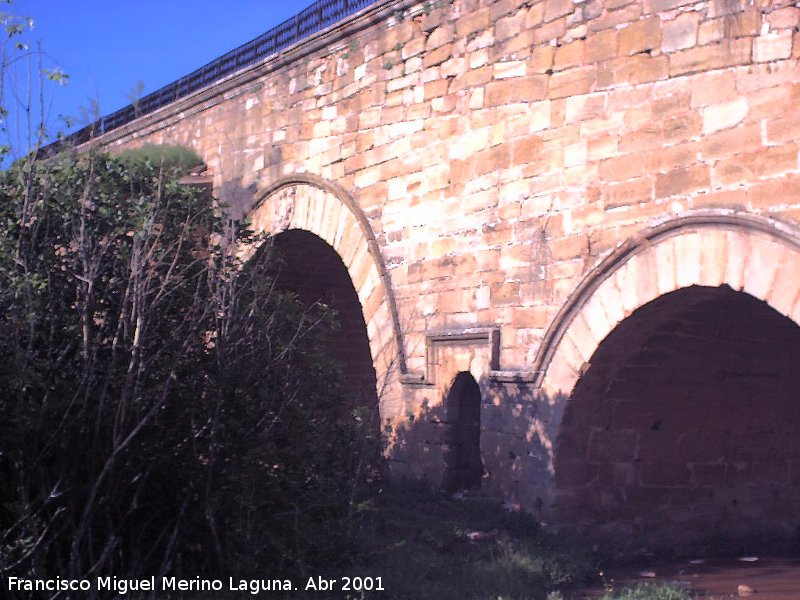 Puente Ariza - Puente Ariza. Puerta que da acceso al habitculo del guarda del puente y a su vez al Puente romano
