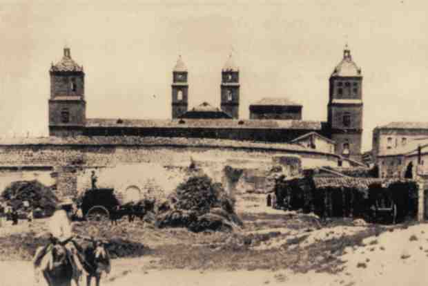 Hospital de Santiago - Hospital de Santiago. Foto antigua. Plaza de toros en primer trmino