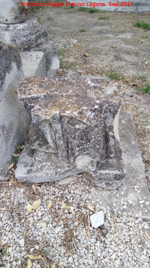 Casera de Torres - Casera de Torres. Estatua?