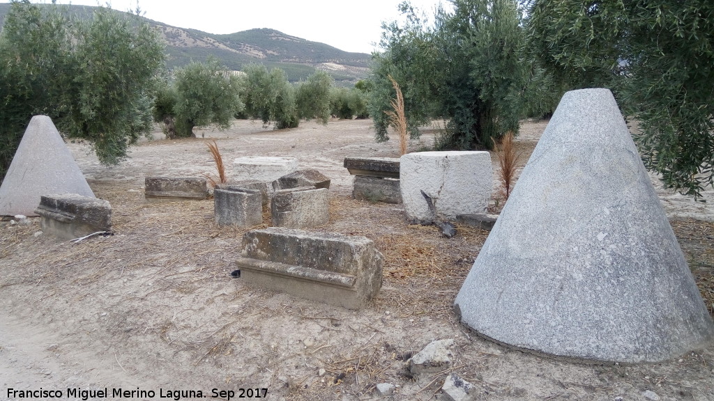 Casera de Torres - Casera de Torres. Sillares y piedras de molino