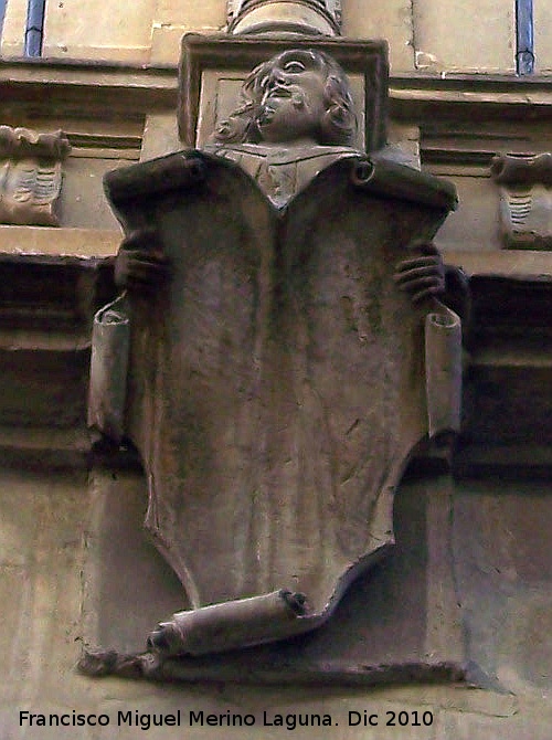 Palacio de Torrente - Palacio de Torrente. Salvaje tenante de un escudo al que le ha sido suprimida su herldica