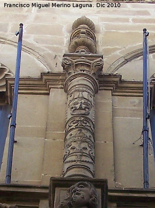 Palacio de Torrente - Palacio de Torrente. Columna entre ventanas