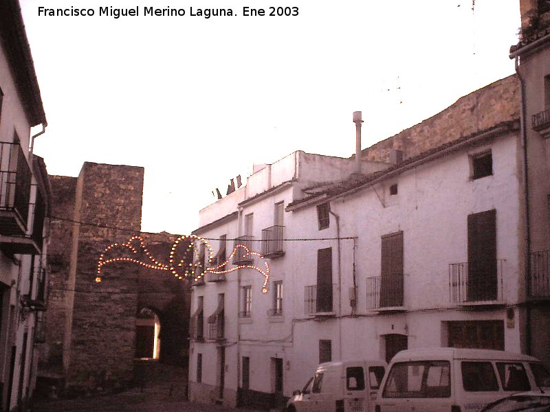 Puerta del Losal - Puerta del Losal. Como continua la muralla detrs de las casas hacia el Torren de la Calle Fuente Seca