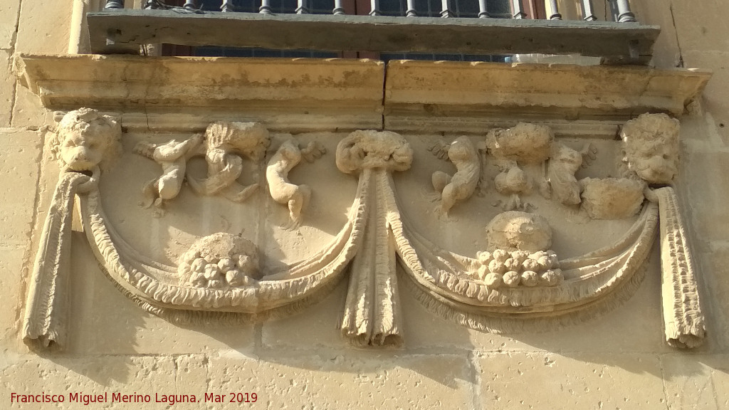 Palacio de Juan Vzquez de Molina - Palacio de Juan Vzquez de Molina. Bajo de la ventana frontal VI