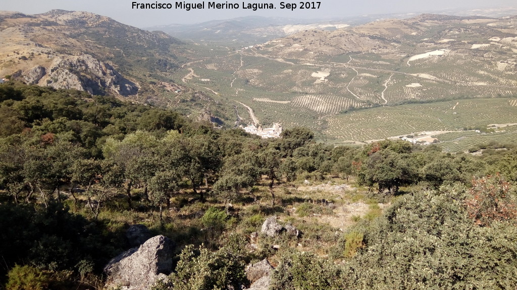 Cerro de los Murcilagos - Cerro de los Murcilagos. Vistas hacia Zuheros y Doa Menca