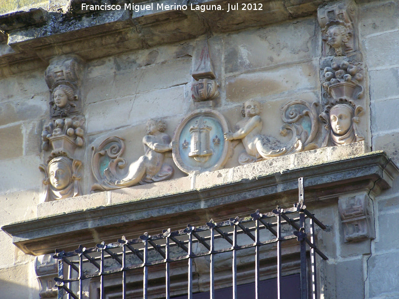 Palacio del Marqus de Mancera - Palacio del Marqus de Mancera. Relieves sobre la ventana lateral inferior de la torre