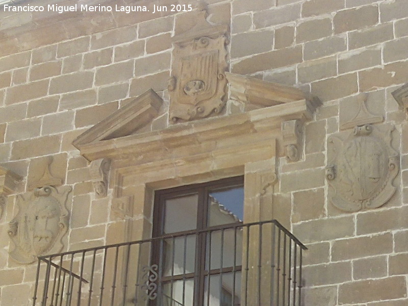 Palacio de los Condes de Guadiana - Palacio de los Condes de Guadiana. Escudos de la fachada