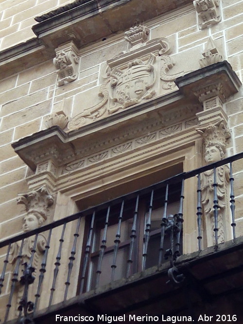 Palacio de los Condes de Guadiana - Palacio de los Condes de Guadiana. Balcn lateral con escudo
