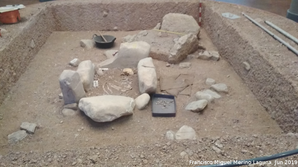 Edad del Bronce - Edad del Bronce. Recreaccin de la excavacin de una tumba del bronce. Centro de Interpretacin de la Prehistoria en Ardales