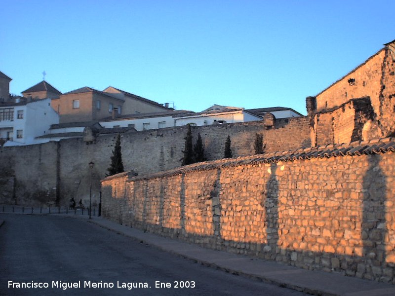 Puerta de Granada - Puerta de Granada. Los dos matacanes que protegan al antiguo y al nuevo emplazamiento de la puerta