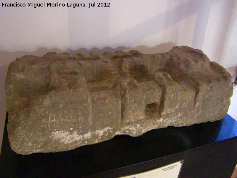 Alczar - Alczar. Posible maqueta del castillo tallada por un soldado en una piedra de la Muralla de la Cava. Museo arqueolgico de beda