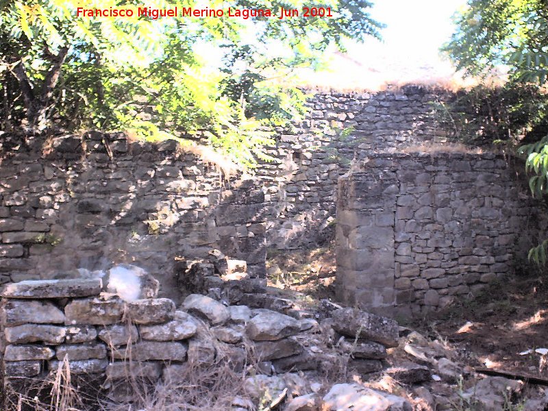 Castillo de Garc Fernndez - Castillo de Garc Fernndez. Habitculos en el patio de armas