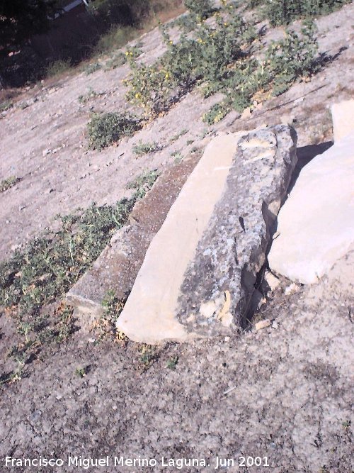 Castillo de Garc Fernndez - Castillo de Garc Fernndez. Losas de arenisca al lado del castillo