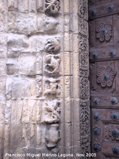 Iglesia de San Isidoro - Iglesia de San Isidoro. Detalle de la portada izquierda