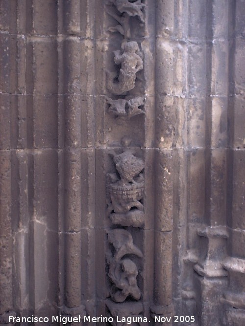 Iglesia de San Isidoro - Iglesia de San Isidoro. Detalle de la portada izquierda