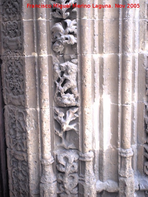 Iglesia de San Isidoro - Iglesia de San Isidoro. Detalle de la portada izquierda