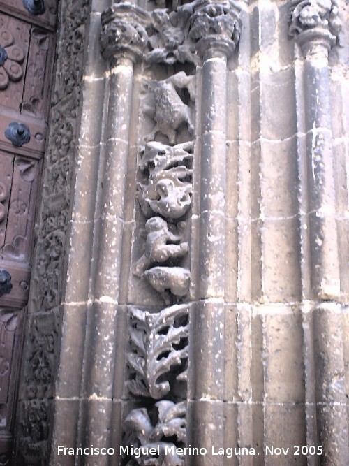 Iglesia de San Isidoro - Iglesia de San Isidoro. Detalle de la portada izquierda