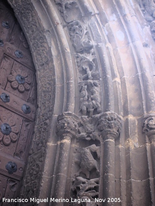 Iglesia de San Isidoro - Iglesia de San Isidoro. Detalle de la portada izquierda