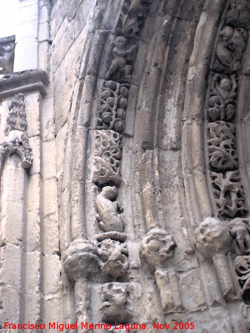 Iglesia de San Isidoro - Iglesia de San Isidoro. Detalle de la portada izquierda