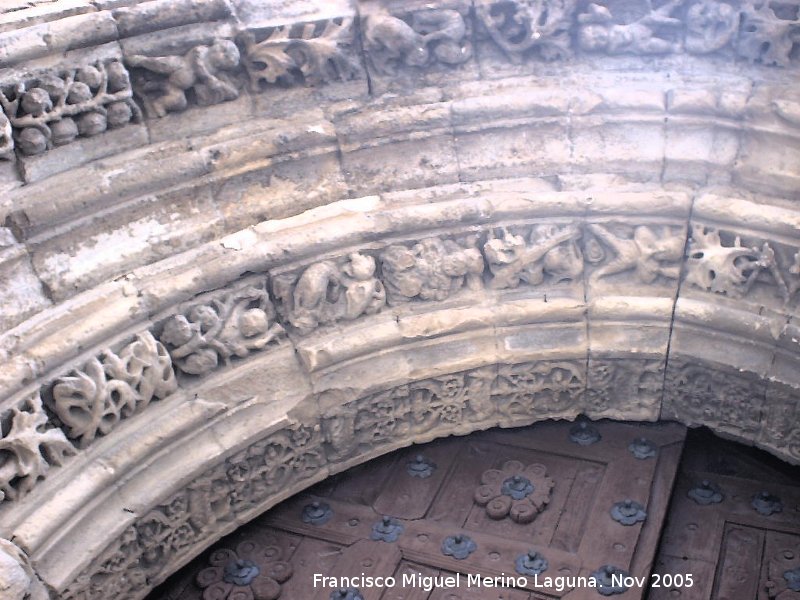 Iglesia de San Isidoro - Iglesia de San Isidoro. Detalle de la portada izquierda