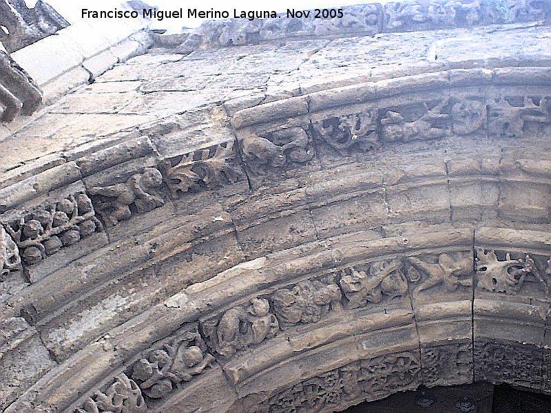 Iglesia de San Isidoro - Iglesia de San Isidoro. Detalle de la portada izquierda