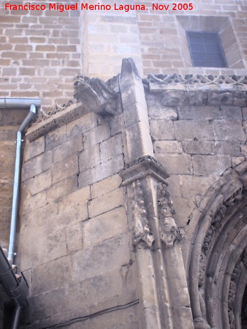 Iglesia de San Isidoro - Iglesia de San Isidoro. Grgola de la portada izquierda