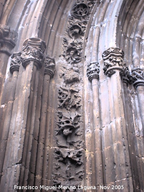 Iglesia de San Isidoro - Iglesia de San Isidoro. Detalle de la portada derecha